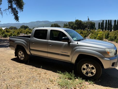 Used 2015 Toyota Tacoma PreRunner w/ TRD Off-Road Package RWD image 4