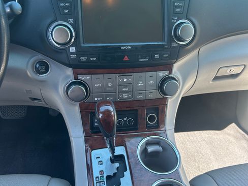 Used 2011 Toyota Highlander Limited w/ Preferred Accessory Pkg AWD/4WD image 13