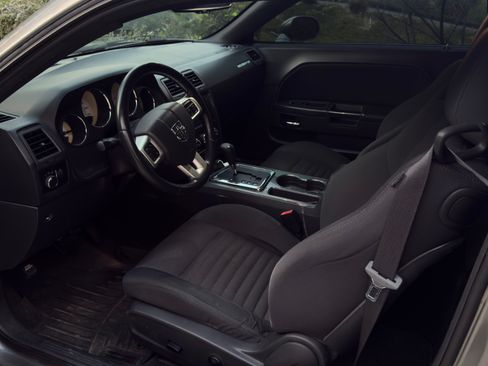 Used 2011 Dodge Challenger image 8