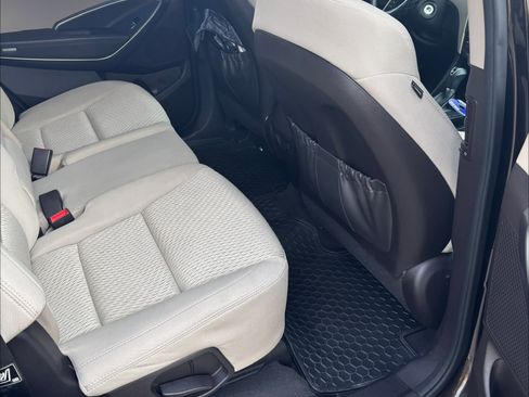 Used 2017 Hyundai Santa Fe SE image 11