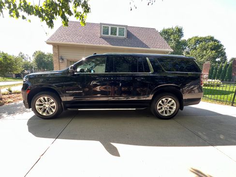Used 2023 Chevrolet Suburban LT w/ LT Signature Plus Package AWD/4WD image 11