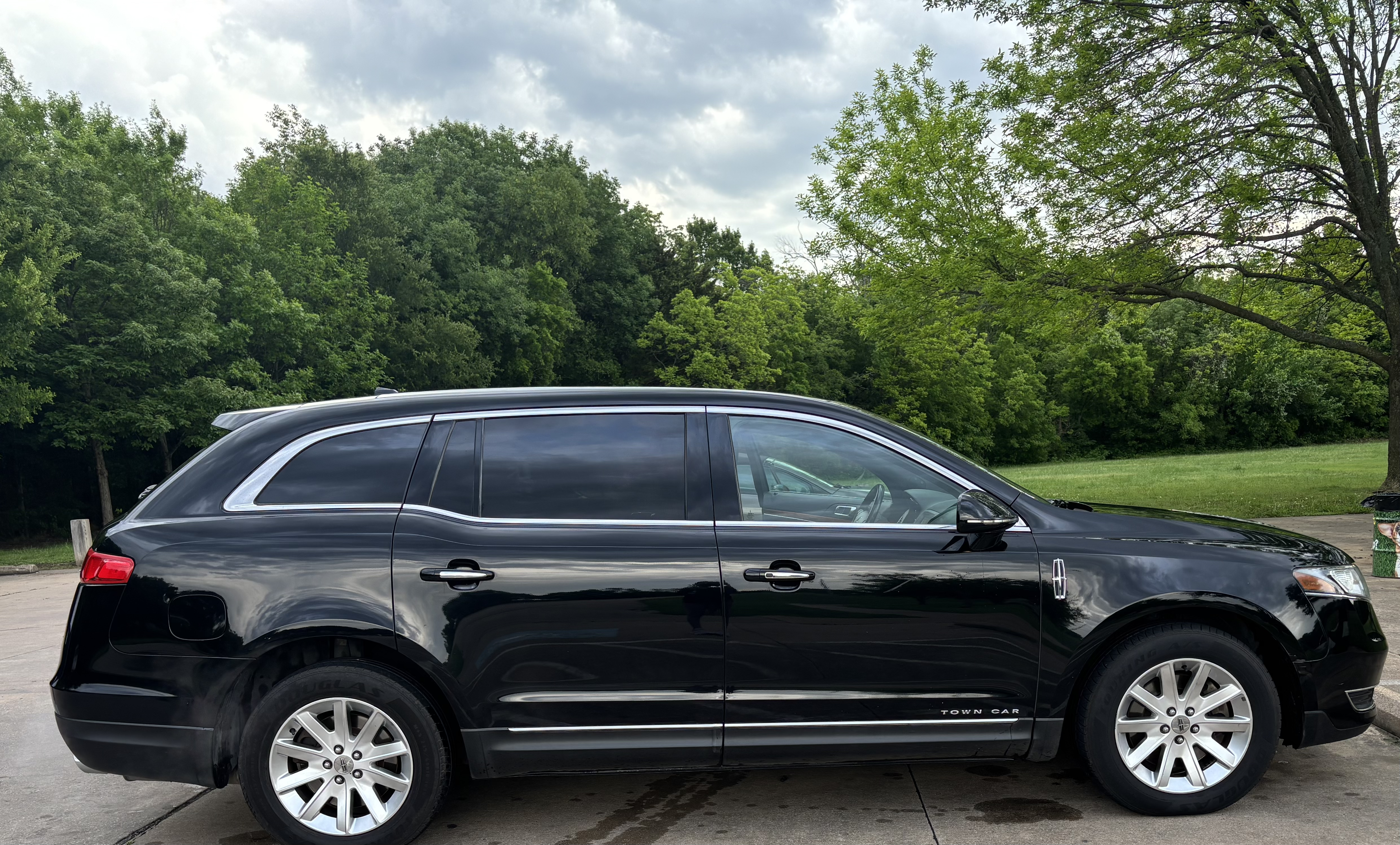 Used 2017 Lincoln MKT AWD image 1