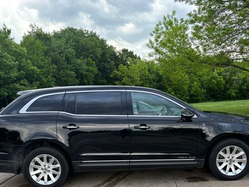 Used 2017 Lincoln MKT AWD image 1