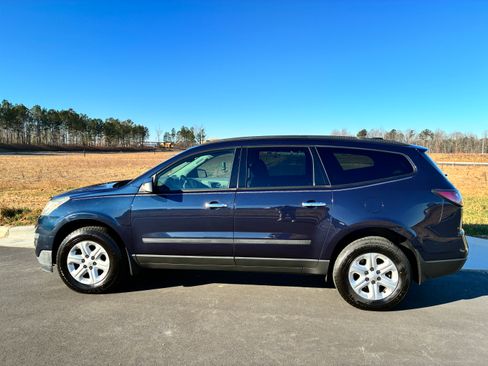 Used 2017 Chevrolet Traverse LS image 1