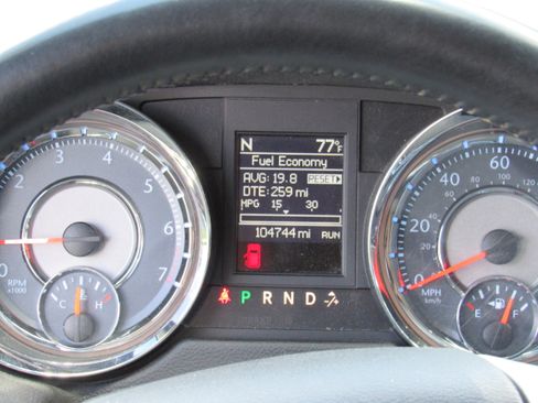 Used 2016 Chrysler Town & Country Touring FWD image 17