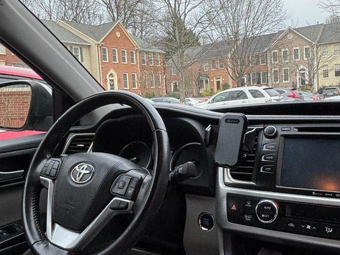 Used 2019 Toyota Highlander XLE image 12