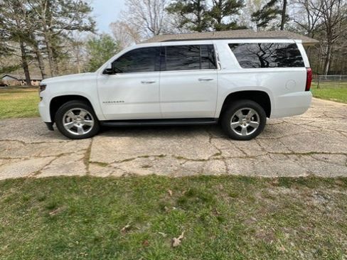 Used 2019 Chevrolet Suburban LT image 2
