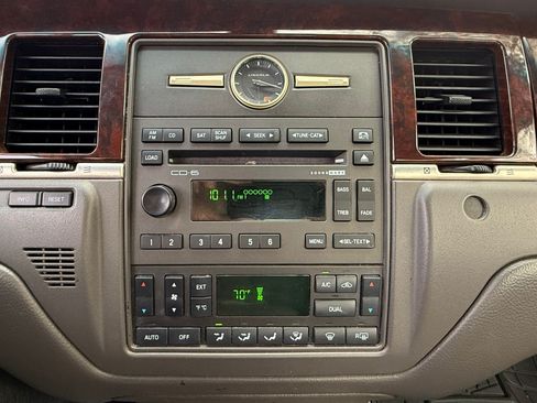 Used 2009 Lincoln Town Car Signature Limited image 10