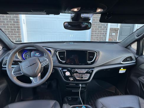 Used 2025 Chrysler Pacifica Select image 13