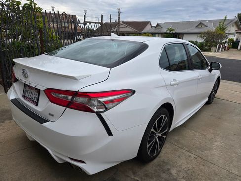 Used 2019 Toyota Camry SE image 4
