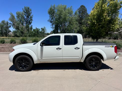 Used 2018 Nissan Frontier PRO-4X AWD/4WD image 2