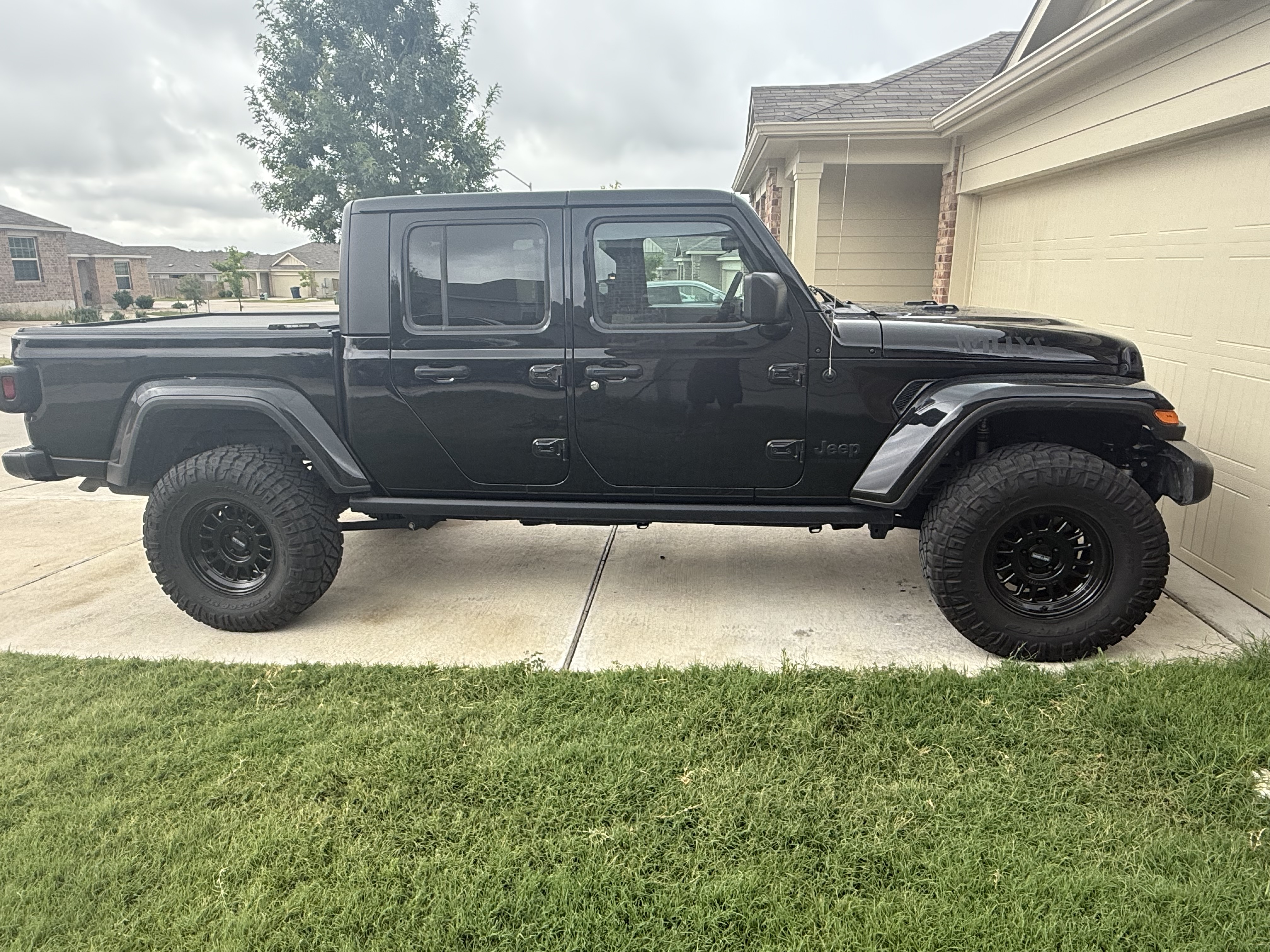 Used 2023 Jeep Gladiator Sport AWD/4WD image 1