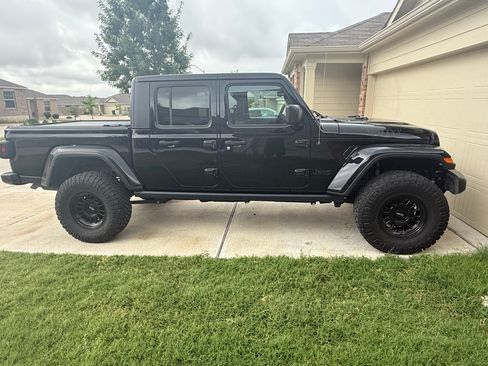 Used 2023 Jeep Gladiator Sport image 1