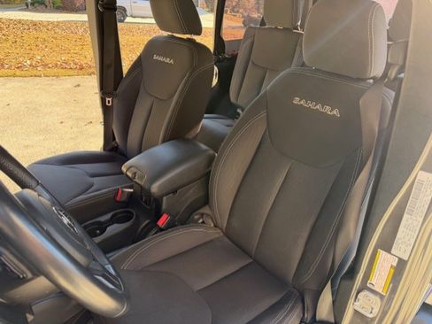 Used 2018 Jeep Wrangler Unlimited Sahara w/ Connectivity Group image 11