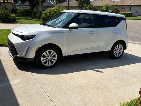 Used 2024 Kia Soul LX FWD image 1