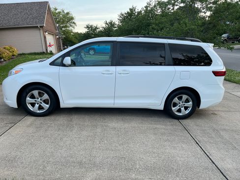 Used 2015 Toyota Sienna LE FWD image 4