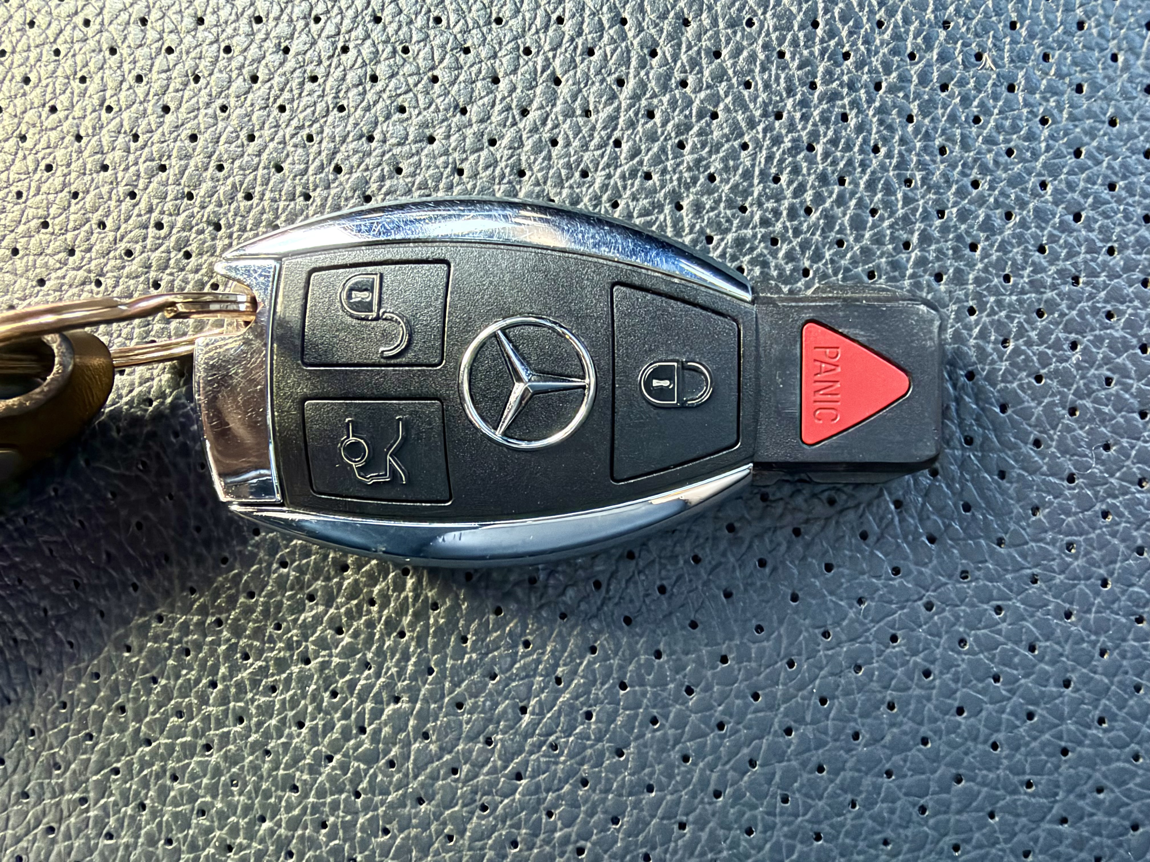 Used 2011 Mercedes-Benz GLK 350 4MATIC image 16