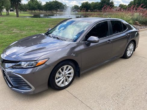 Used 2022 Toyota Camry LE FWD image 4