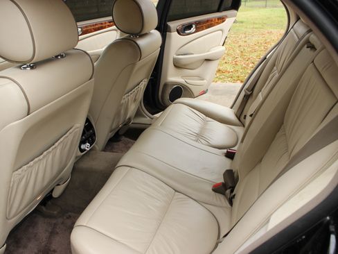 Used 2004 Jaguar XJ8 image 16