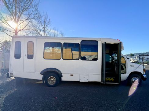 Used 2005 Ford E-450 and Econoline 450 image 1