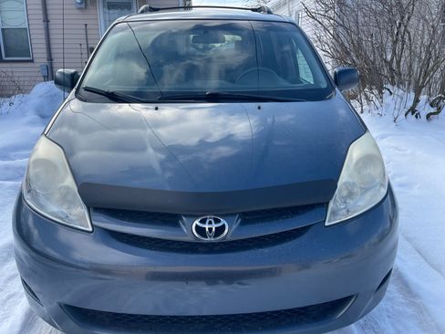 Used 2010 Toyota Sienna LE image 12