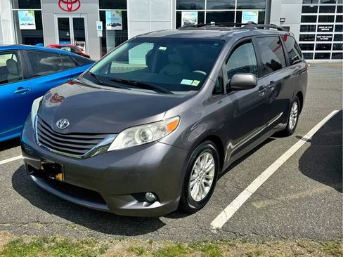 Used 2014 Toyota Sienna XLE FWD image 1