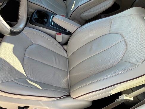 Used 2019 Chrysler Pacifica Limited w/ Tire & Wheel Group image 15