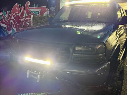 Used 2005 GMC Yukon XL 2500 SLT w/ SLT Preferred Equipment Group image 8