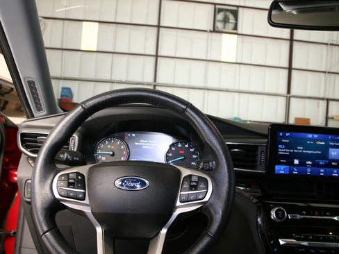 Used 2022 Ford Explorer Limited w/ Equipment Group 301A image 17