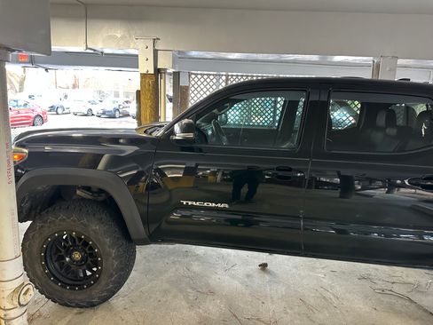 Used 2018 Toyota Tacoma TRD Off-Road AWD/4WD image 2