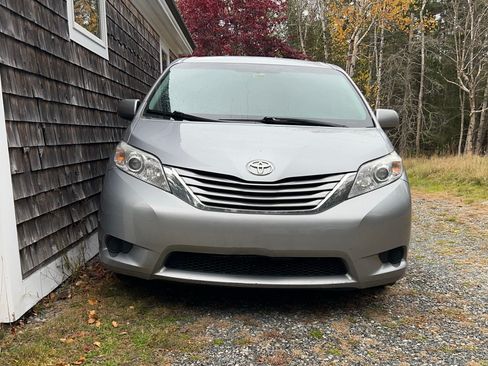 Used 2015 Toyota Sienna LE image 2