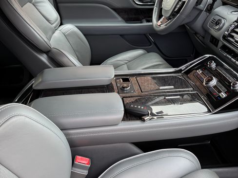 Used 2018 Lincoln Navigator L Reserve image 5