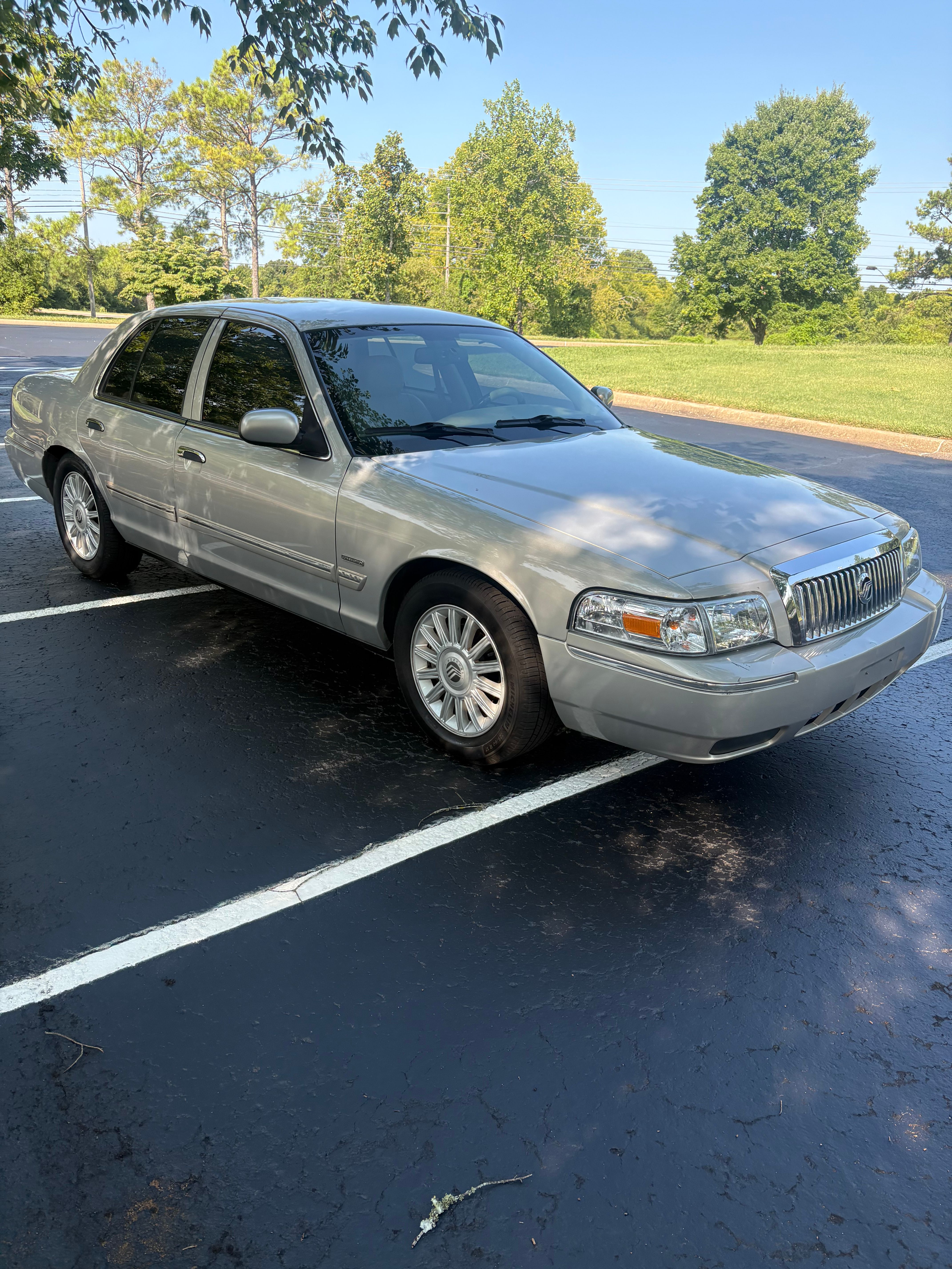 Used 2010 Mercury Grand Marquis LS RWD image 2