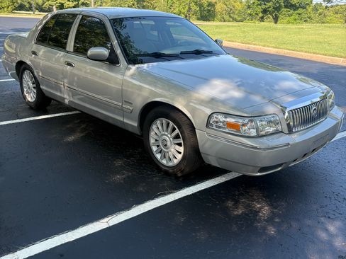 Used 2010 Mercury Grand Marquis LS RWD image 2