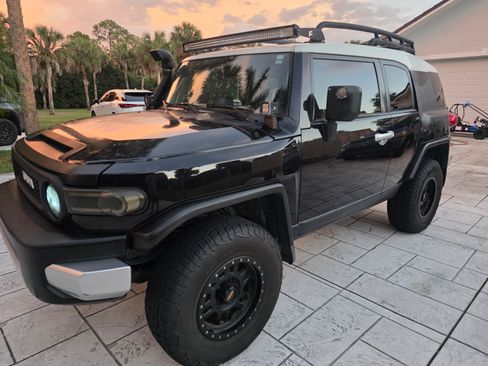 Used 2008 Toyota FJ Cruiser Sport Utility 2D image 2