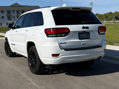 Used 2018 Jeep Grand Cherokee Altitude AWD/4WD image 4