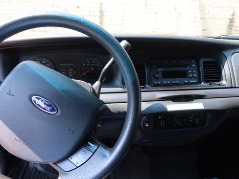 Used 2008 Ford Crown Victoria Police Interceptor image 9