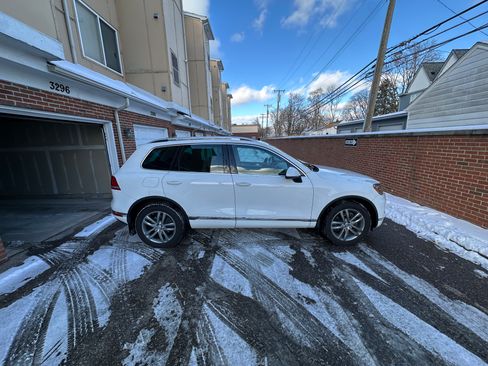 Used 2015 Volkswagen Touareg TDI image 5