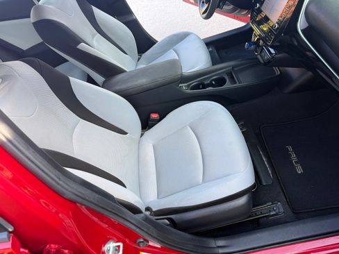 Used 2020 Toyota Prius L Eco image 11