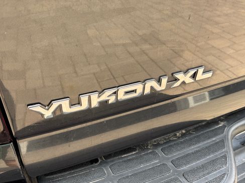 Used 2005 GMC Yukon XL SLT w/ SLT Preferred Equipment Group AWD/4WD image 6