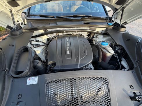 Used 2017 Porsche Macan image 16