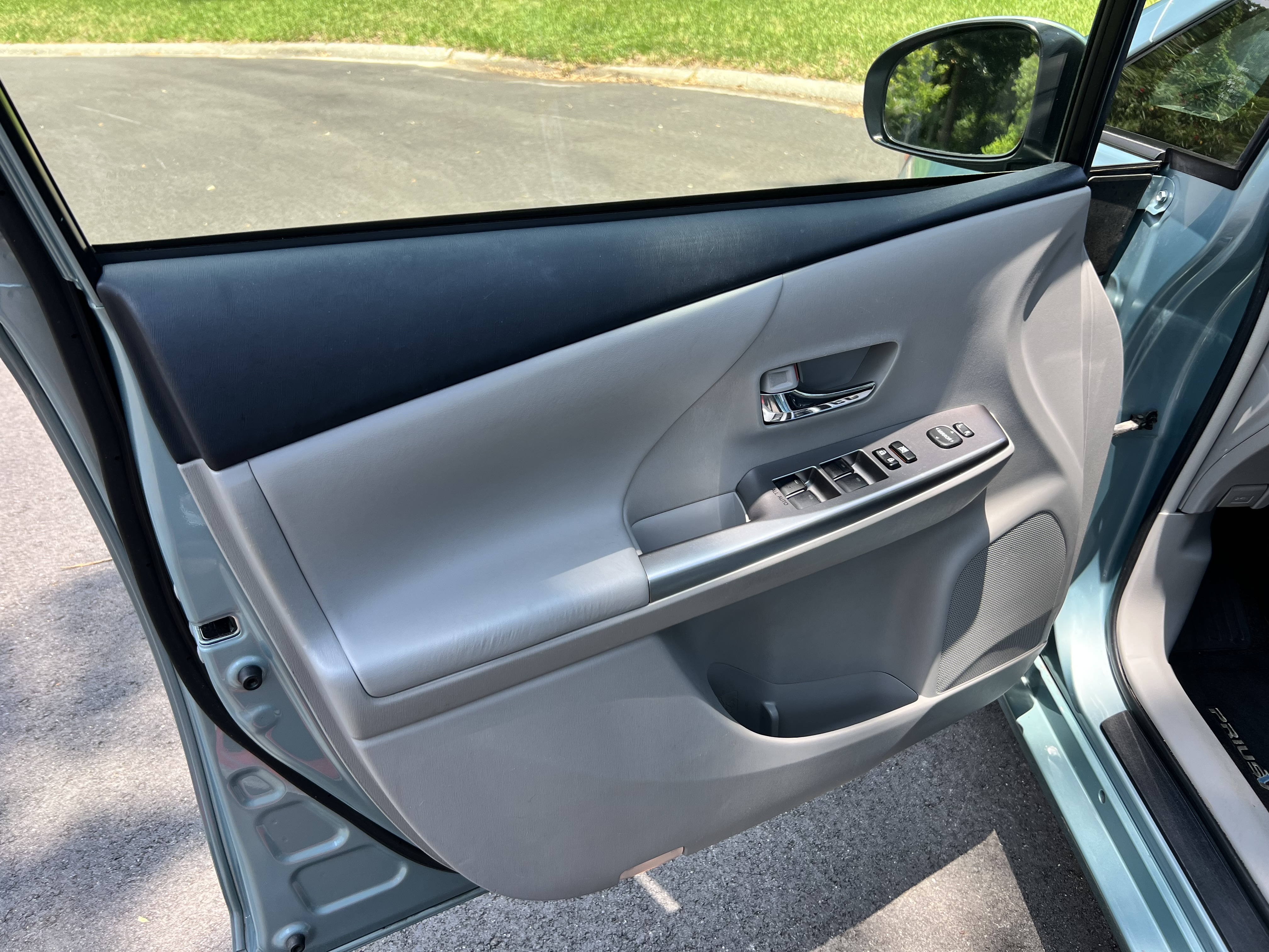 Used 2015 Toyota Prius V Four FWD image 23