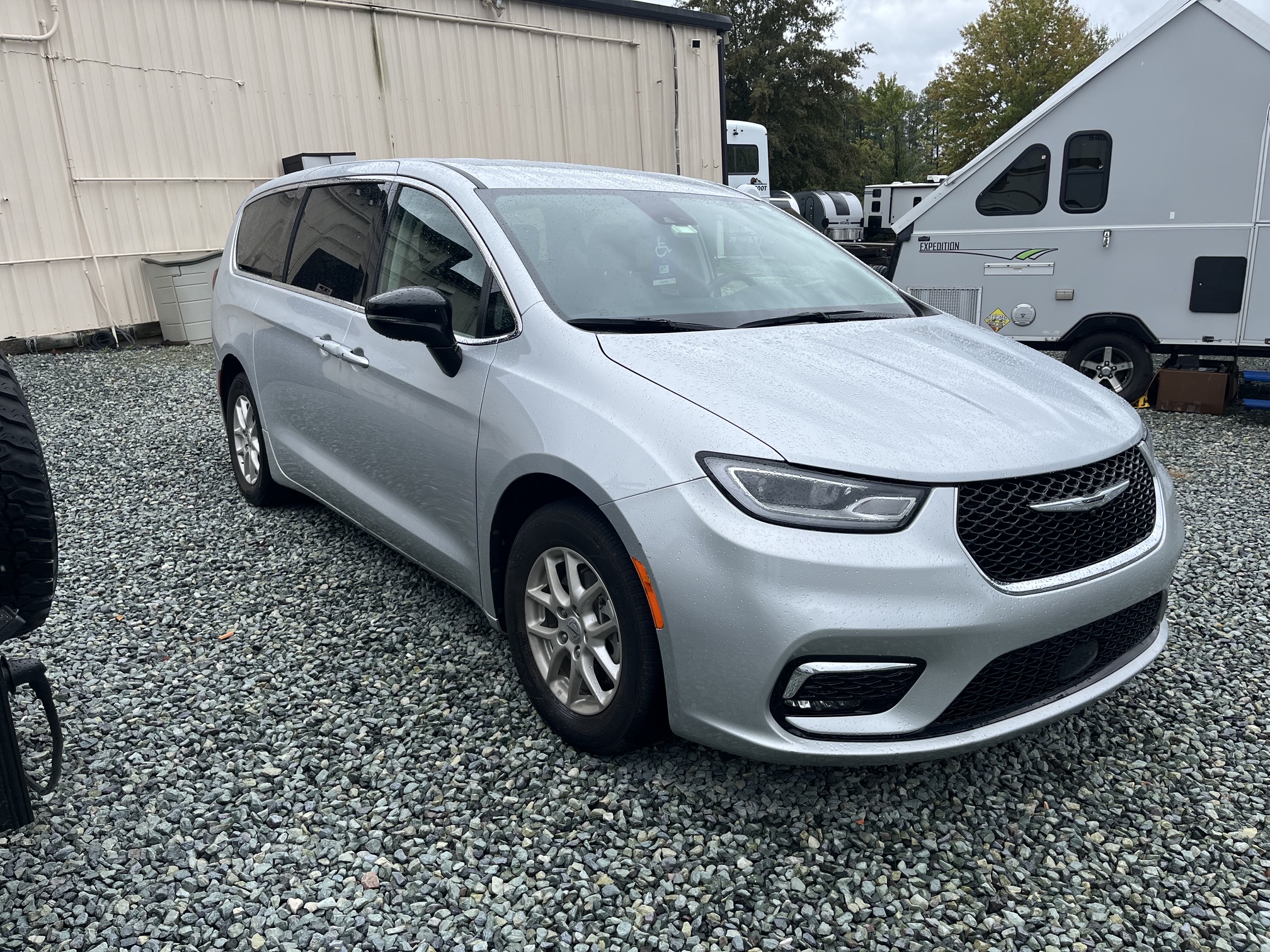 Used 2024 Chrysler Pacifica Touring-L FWD image 4