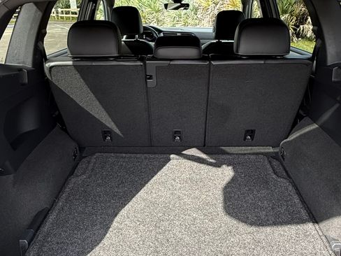 Used 2022 Volkswagen Tiguan SE R-Line image 16