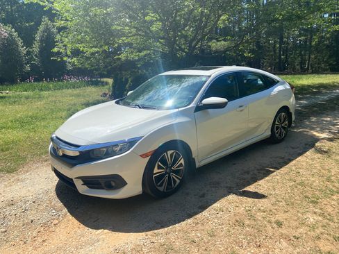 Used 2018 Honda Civic EX-T image 2