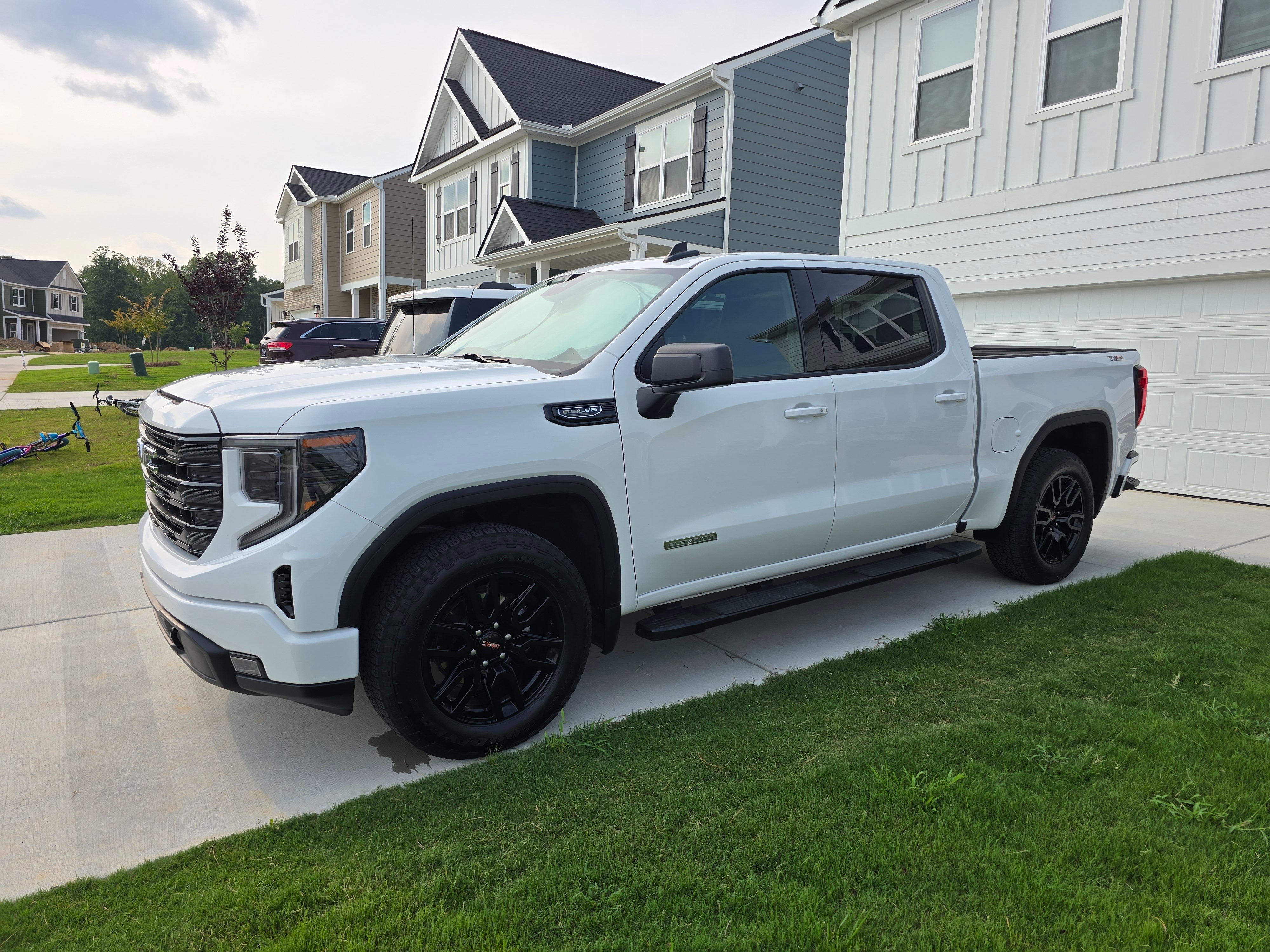 Used 2023 GMC Sierra 1500 Elevation AWD/4WD image 1