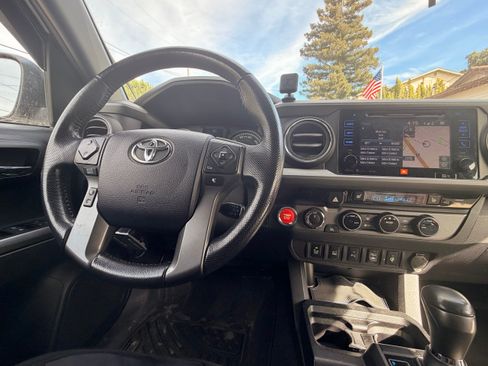 Used 2016 Toyota Tacoma TRD Off-Road AWD/4WD image 9
