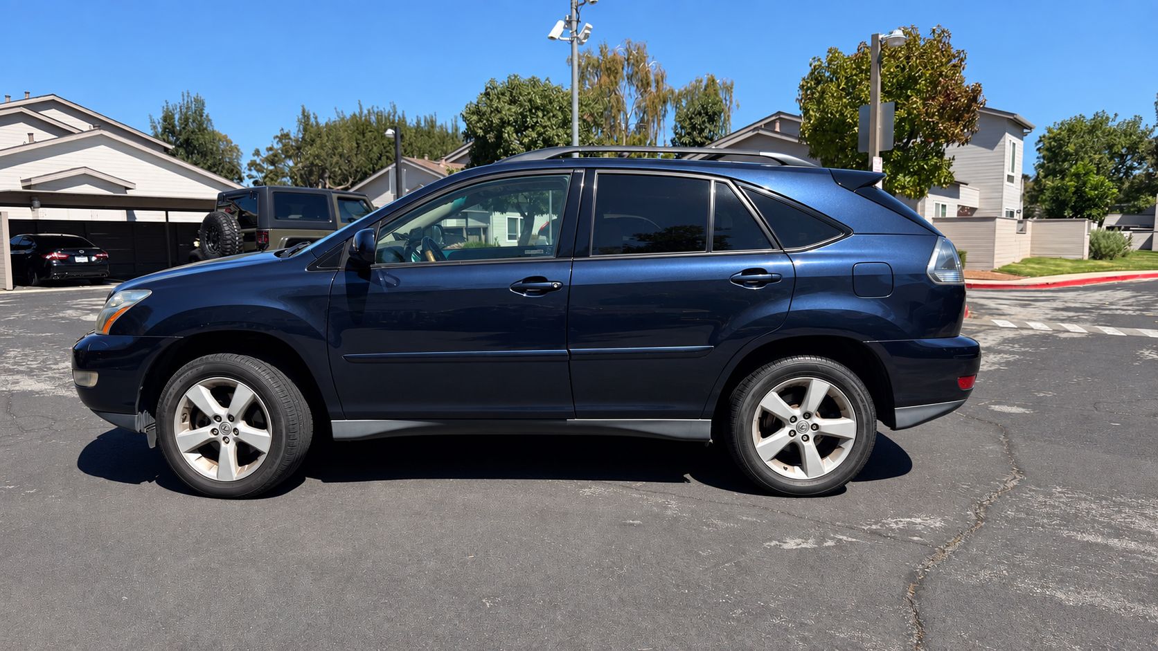 Used 2005 Lexus RX 330 AWD w/ Premium Plus Pkg image 2