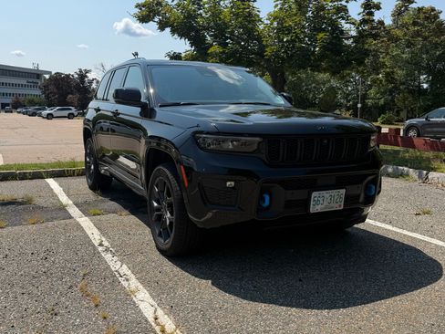 Used 2023 Jeep Grand Cherokee 30th Anniversary AWD/4WD image 10
