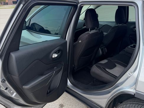 Used 2015 Jeep Cherokee Sport FWD image 21